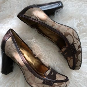 Coach Pumps